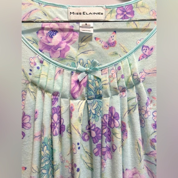 Miss Elaine Quilted Floral Robe Zip Close with Matching Short Sleeve Nightgown. - Picture 2 of 11